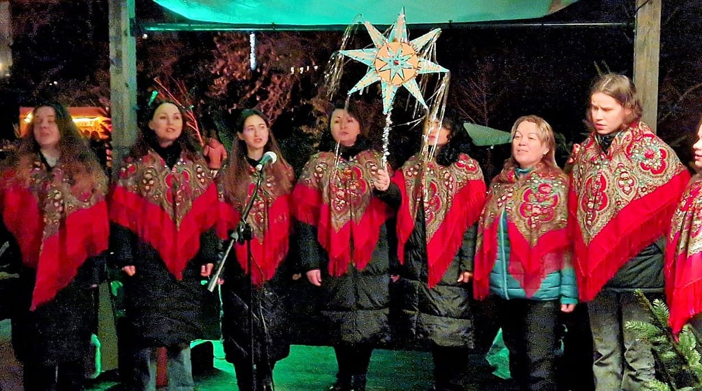 Ukrainerinnen aus Burg trugen Weihnachtslieder aus ihrer Heimat vor.