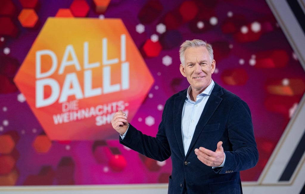 Johannes B. Kerner vor dem Sendungslogo von "Dalli Dalli - die Weihnachtsshow".