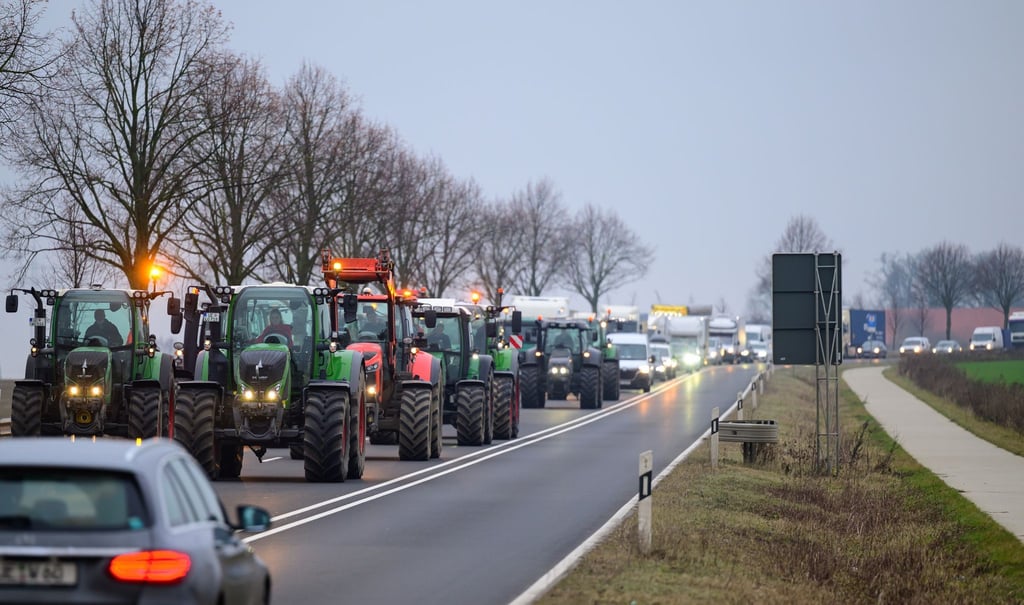 Landwirte fahren mit ihren Traktoren im Schritttempo.