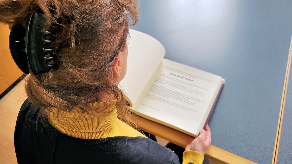 Ein Blick in das Goldene Buch der Stadt. Hier haben sich bereits 15 engagierte Staßfurter sowie bekannte Gäste eingetragen.