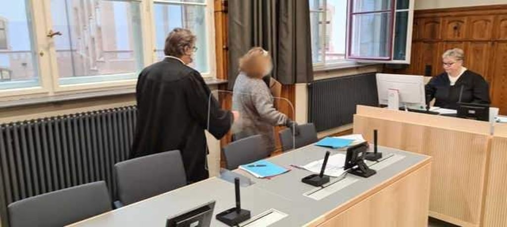 Cornelia S. am 27. November 2020 mit ihrem Anwalt vor dem Prozessauftakt am Landgericht Magdeburg.