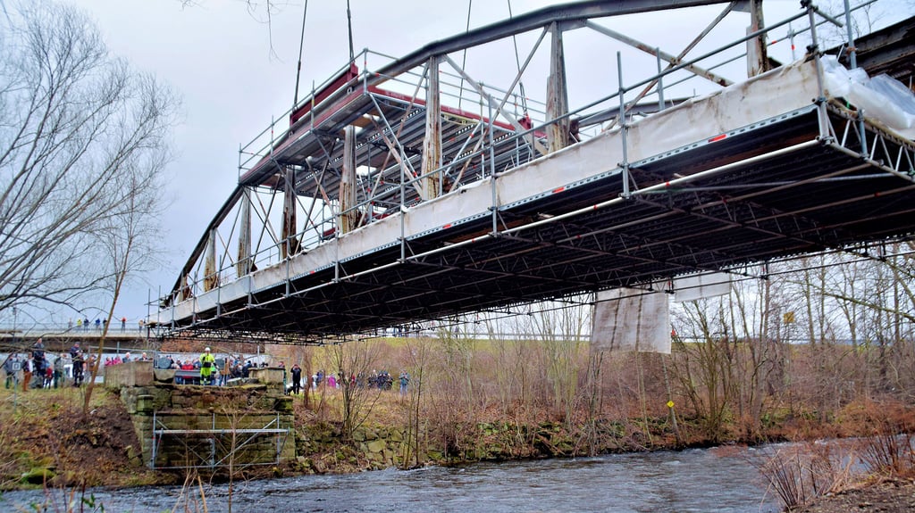 Die denkmalgeschützte, aber kaputte Friedensbrücke, über die die Menschen einst die Bode überquerten, wird umgesetzt.