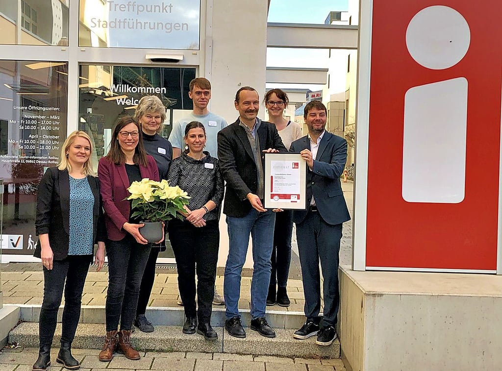 Martin Schulze, Geschäftsführer im Landestourismusverband (r.), überreicht Hannes Wolf von Stadtmarketing das Zertifikat. Franziska Staudte, Leiterin der Tourist-Information (2.v.l.) und ihr Team freuen sich.