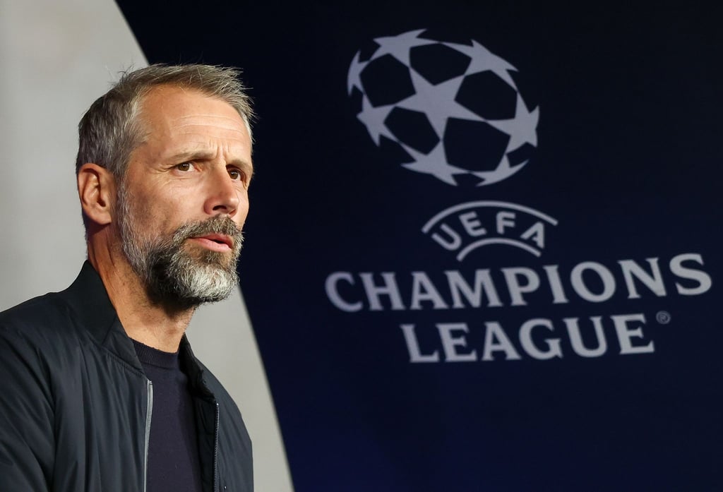 Leipzigs Trainer Marco Rose kommt zum Anpfiff ins Stadion.