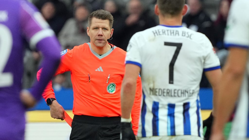 Schiedsrichter Patrick Ittrich (M.) hatte nach dem Spiel in Berlin eine Morddrohung gegen ihn öffentlich gemacht.