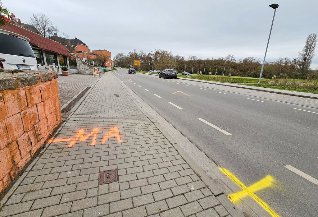 Die Markierungen auf der Fahrbahn zeigen, wo der Unfall in Bad Dürrenberg passiert ist.