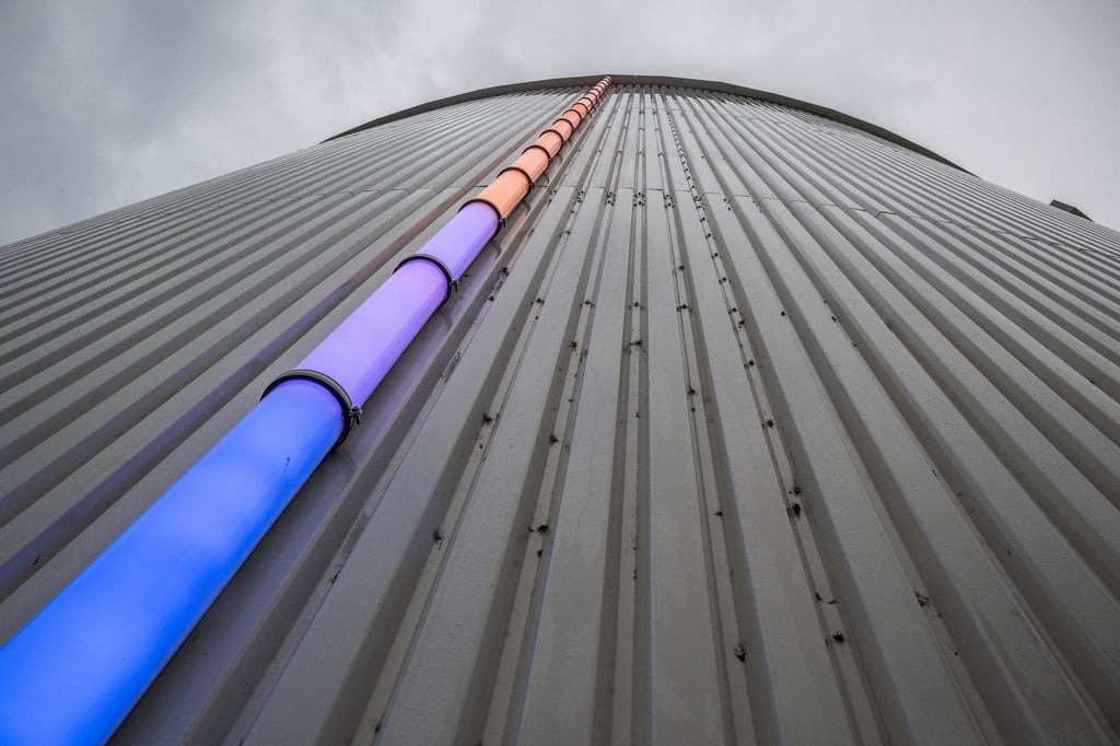 Wärmespeicher mit Füllstandanzeige auf dem Gelände der Fernheizwerk Neukölln AG: Das Land Berlin übernimmt das Fernwärmenetz der Hauptstadt vom schwedischen Energieversorger Vattenfall.