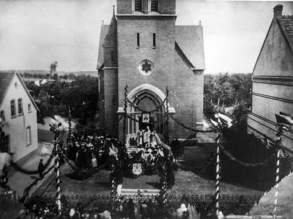 Gommern im Jahr 1903. Dieses Foto stammt von der Einweihung der katholischen Kirche Herz Jesu am 9. Juli.