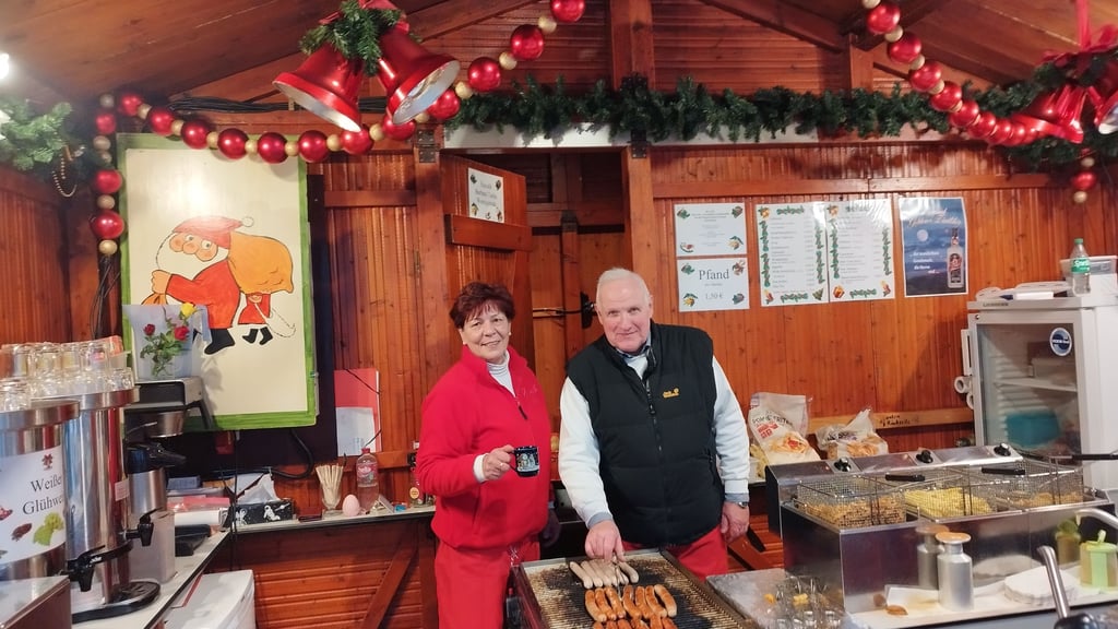 Seit fast 40 Jahren sind die Eheleute Tacke auf dem Weihnachtsmarkt in Wernigerode mit einem Stand vertreten. Dieser Advent bleibt aber ihre letzte Saison, kündigen die beiden an.