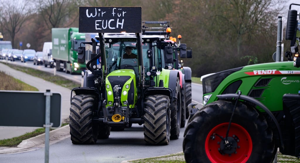 „Wir für Euch“ steht an einem Traktor.