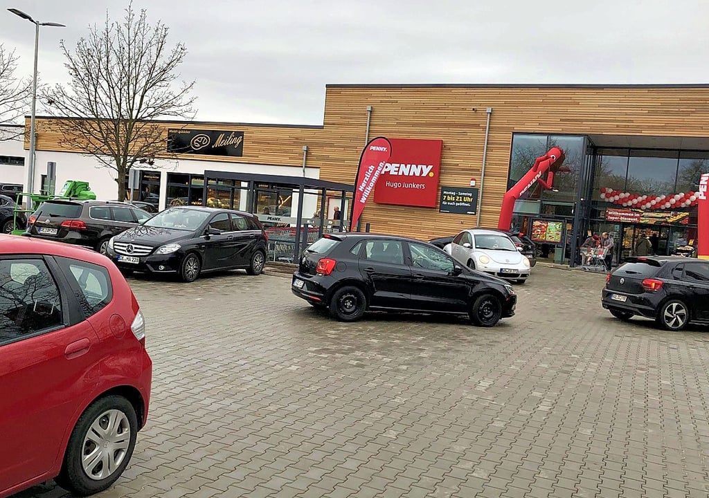 Andrang zur Neueröffnung vom Penny-Markt Kühnauer Straße