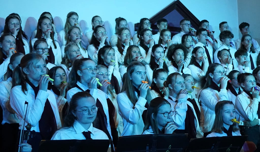 Der Chor des Bismarck-Gymnasiums bei der Premiere des Weihnachtskonzerts 2023.