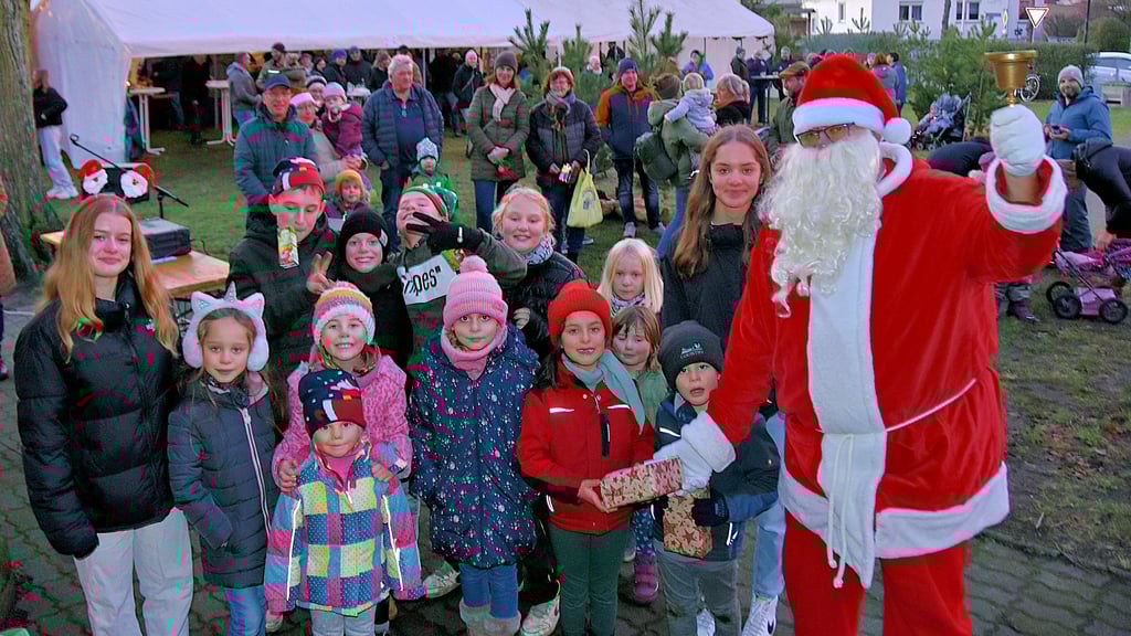 Scheinbar unermüdlich läutet der Weihnachtsmann in Klüden und verteilt Geschenke an die braven Kinder des Dorfes.