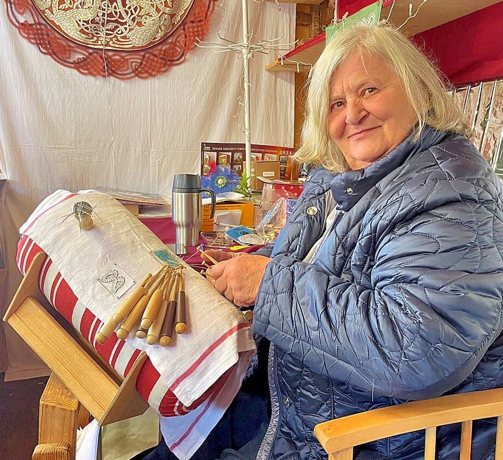 Martina Mahler klöppelt im Kunst- und Handwerkerdorf.