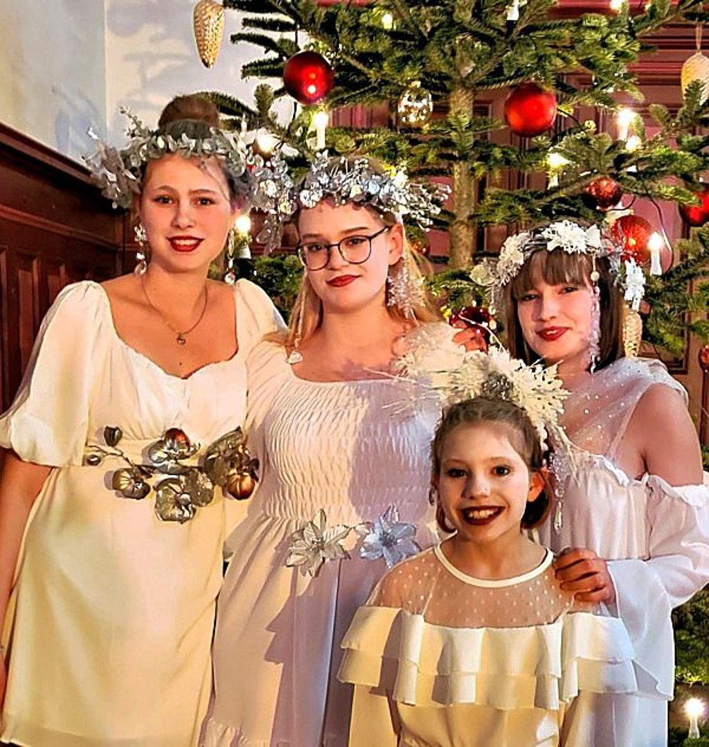 Leonie Mewes, Mathilda Eggert, Marlene Richter und Carmelina Ernecker glänzten in Kostüm und mit literarischen Schneeflocken-Texten.