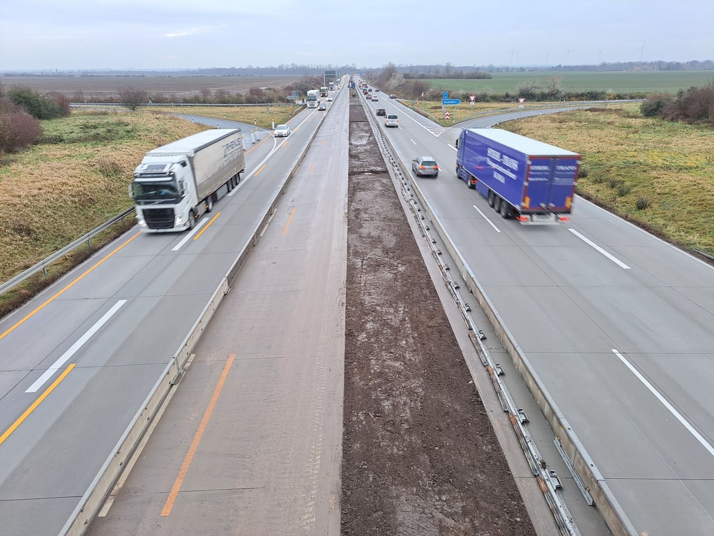 Die A 38 soll im Bereich Lützen nächstes Jahr saniert werden. Der Mittelstreifen wird dafür schon vorbereitet.