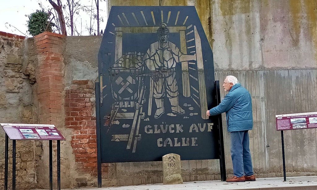 Otto Plönnies am Stahlschnitt im Verschönerungsweg in Calbe bei seinem Rundgang mit Dieter Tischmeyer.