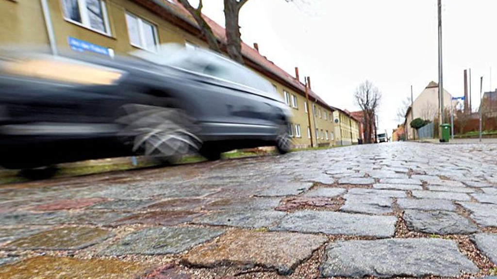 Die alte Kopfsteinpflasterpiste durch den Ort Glauzig soll verschwinden.