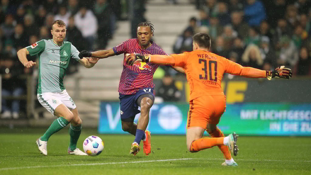 „Wenn der erste Abschluss nicht gut ist, musst du es mit dem zweiten und dritten versuchen”: Lois Openda beim 1:0 gegen Christian Groß und Michael Zetterer.