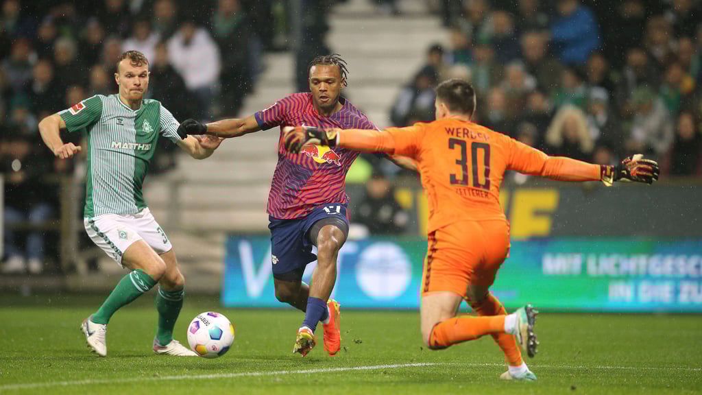 „Wenn der erste Abschluss nicht gut ist, musst du es mit dem zweiten und dritten versuchen”: Lois Openda beim 1:0 gegen Christian Groß und Michael Zetterer.