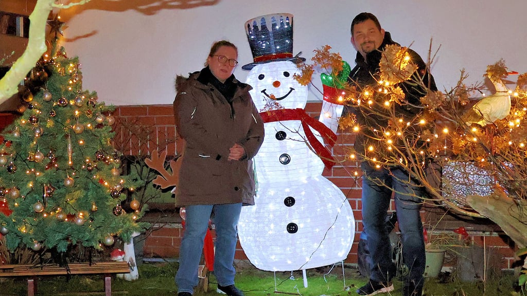 Im kleinen Dorf Wulkau an der Bundesstrasse 107 nehmen jedes Jahr im Advent 24 Häuser an der Aktion Kalenderfenster teil. Christin und Matthias Eisbrenner sind im Dorfverein und an der Organisation beteiligt.