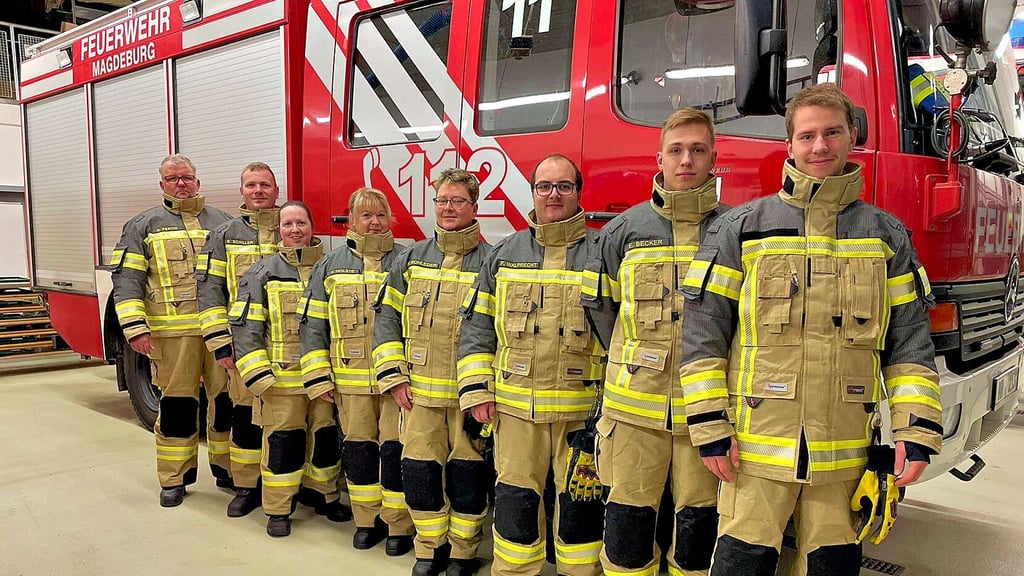 Einige Kameraden der Olvenstedter freiwilligen Feuerwehr prsentieren die neue Einsatzkleidung in der Magdeburger Wache. 