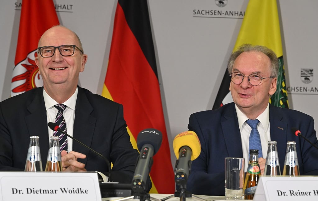 Auf einer Pressekonferenz im Fliegerhorst Holzdorf-Schönewalde informieren Dietmar Woidke (SPD, l), Ministerpräsident von Brandenburg, und Reiner Haseloff (CDU, r), Ministerpräsident von Sachsen-Anhalt, über die Ergebnisse der gemeinsamen Kabinettssitzung.