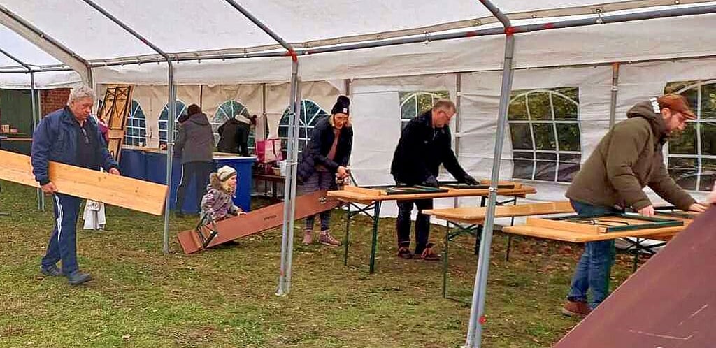 Dank der vielen Helfer entsteht in kurzer Zeit ein großes Festzelt. Dort konnten die Gäste an langen Tischen die Geselligkeit genießen.