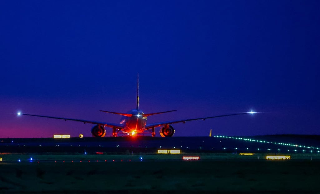 Ein Frachtflugzeug rollt am frühen Morgen zur Startbahn auf dem Flughafen Leipzig-Halle.