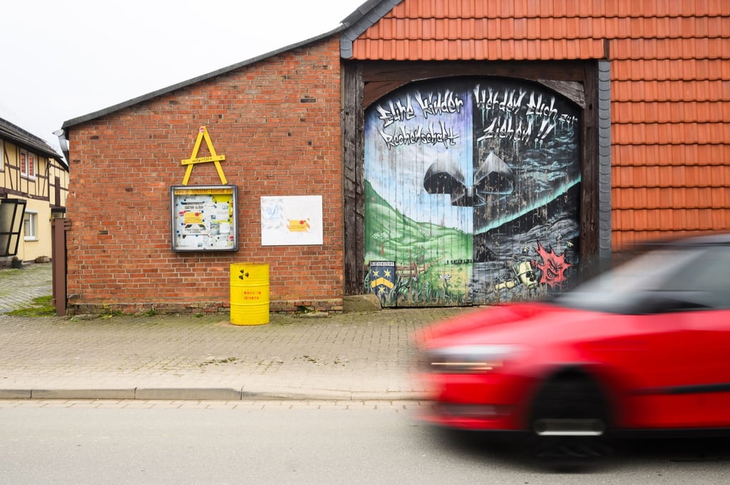 Ein Graffiti mit dem Schriftzug „Eure Kinder werden euch zur Rechenschaft ziehen“ steht auf einer Scheune im Stadtteil Schacht Konrad.