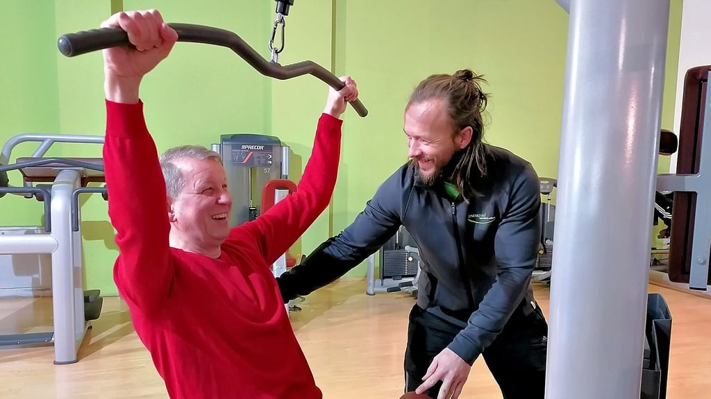 In seinen Fitnessstudios leitet Kevin Schäfer (rechts) auch selbst an.