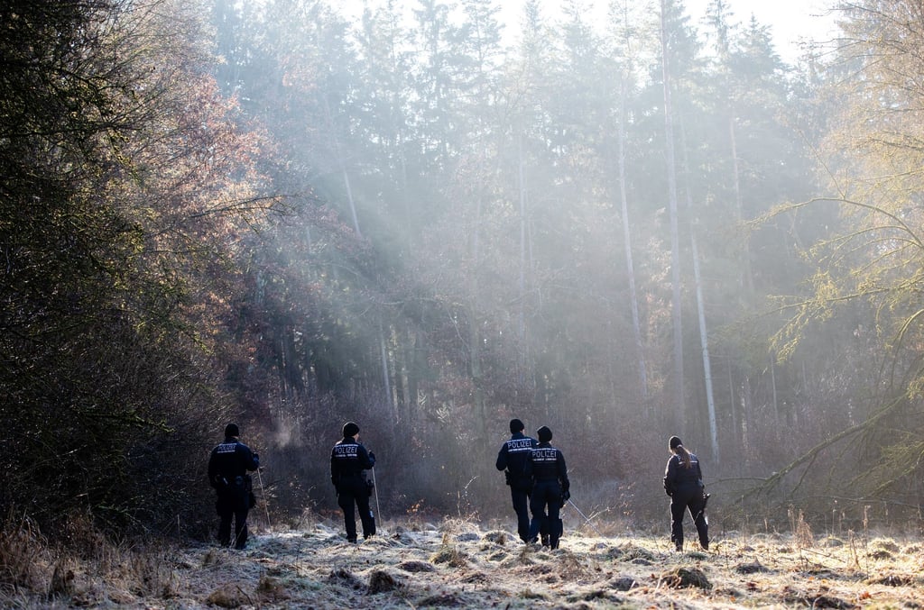 Rund 200 Einsatzkräfte der Polizei, Feuerwehr und des Technischen Hilfswerks beteiligten sich an der Suche nach einer Zweijährigen, die im im baden-württembergischen Landkreis Sigmaringen vermisst wird.