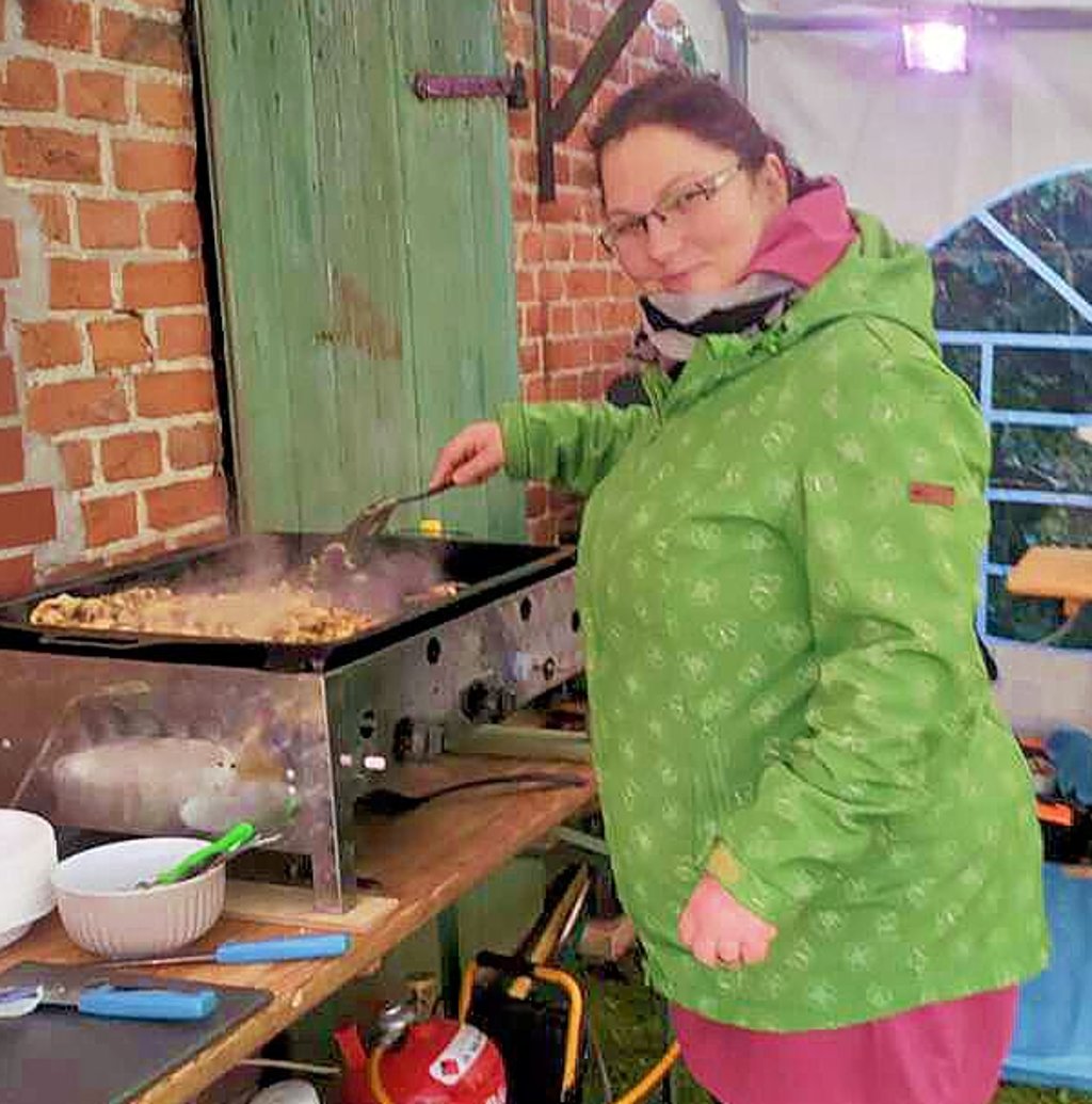 Louisa Martini ist an der großen Pilzpfanne in Aktion.