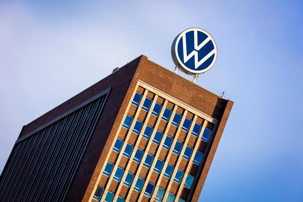 Das Markenhochhaus im Volkswagen Stammwerk in Wolfsburg. Der Autobauer hat sich nach monatelangem Ringen mit dem Betriebsrat auf Eckpunkte eines milliardenschweren Sparprogramms geeinigt.