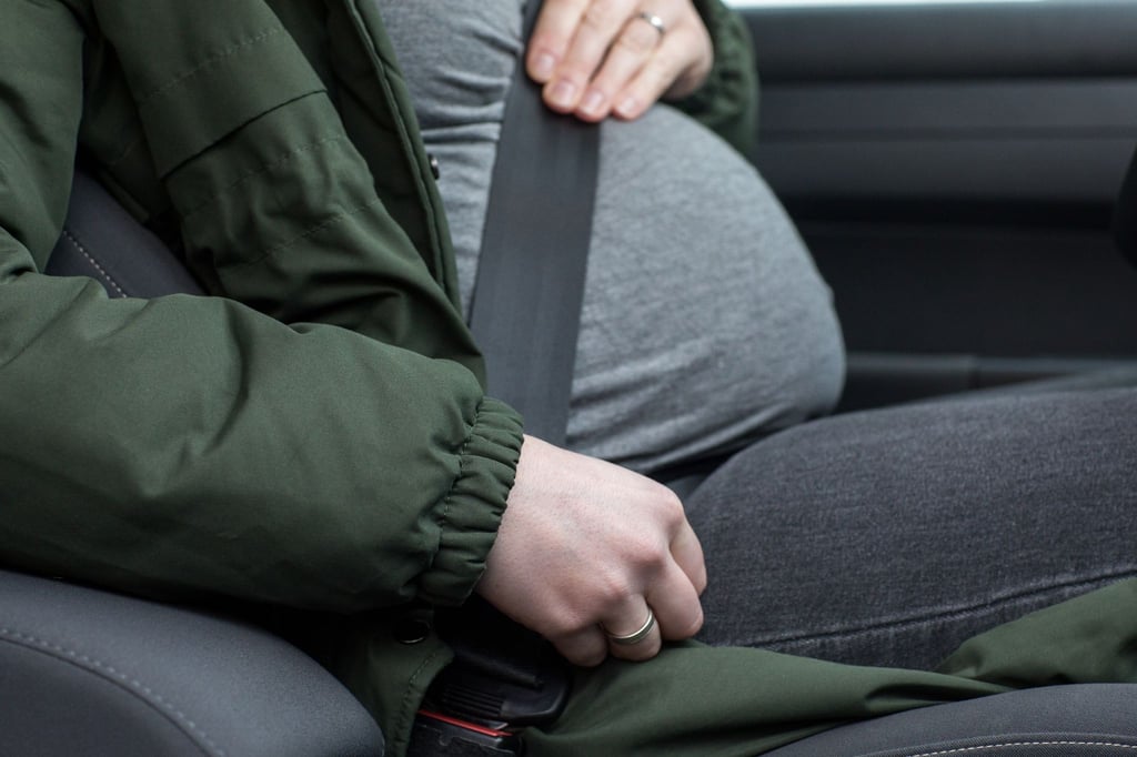 Während der Schwangerschaft ist der herkömmliche Dreipunktgurt im Auto die sicherste Wahl - vorausgesetzt, er ist korrekt angelegt.