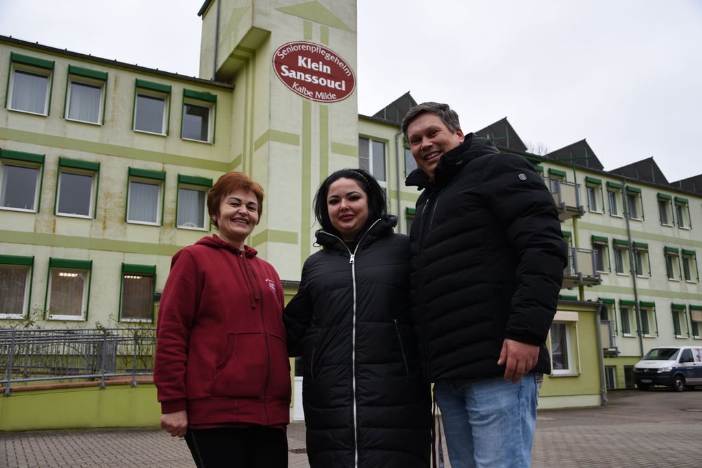 Maria und Larissa Delean mit Melchior Boshame