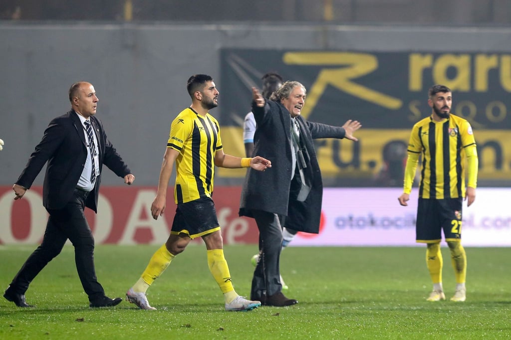 Die Spieler von Istanbulspor werden aus Protest gegen einen nicht gegebenen Elfmeter während des Spiels vom Spielfeld gerufen.