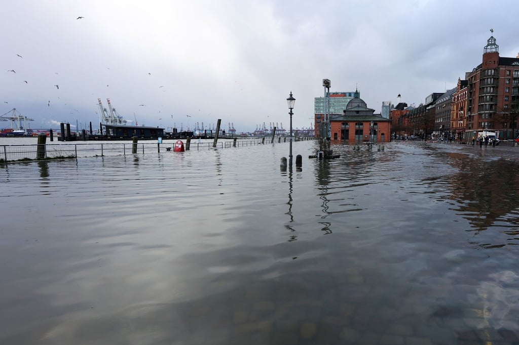 Das Wasser der Elbe wird bei einer Sturmflut auf den Hamburger Fischmarkt gedrückt.