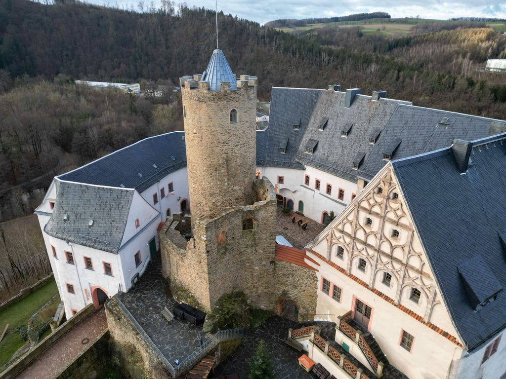 Blick auf Burg Scharfenstein. Am 26. Dezember öffnet ein nachgebauter Stollen für Besucher. In den verschlungenen Gängen können Kinder klettern, kriechen und rutschen.