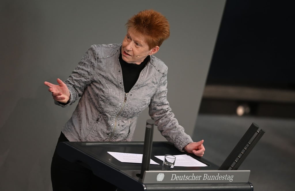 Petra Pau spricht im Plenum des Parlaments.