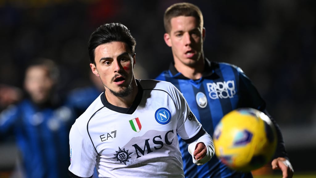 Blick auf den Ball: Eljif Elmas.