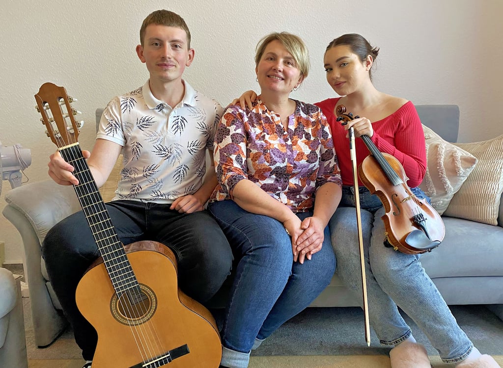 Musik hilft auch über manchen Schmerz hinweg: Oksana Khimiak mit Bohodar und Anhelina, zwei ihrer drei Kinder.