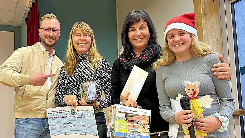 Marcus Köhler, stellvertretende Schulleiterin Grit Röhl, Schulleiterin Katrin Jelitte und Schülersprecherin Emily Schütze (v.l.) bei der Spendenübergabe.