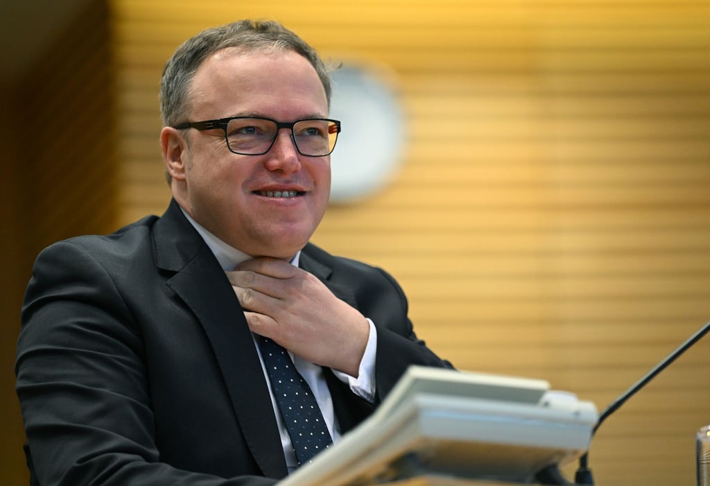 Mario Voigt, Thüringens CDU-Fraktionschef, lächelt während der Sitzung des Thüringer Landtags.
