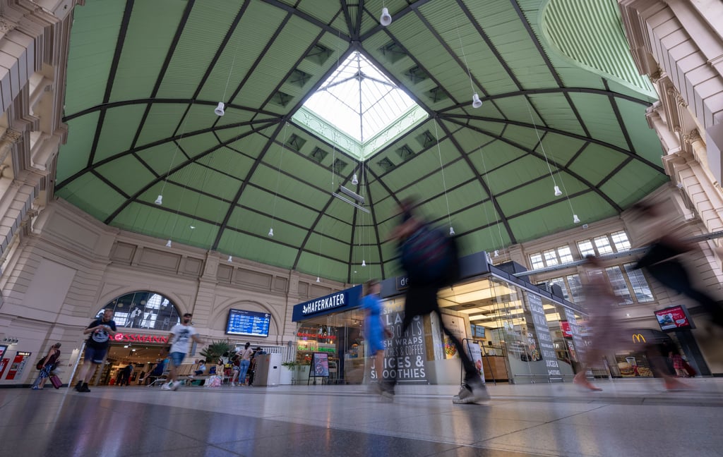 Reisende sind mit dem Hauptbahnhof in Halle sehr zufrieden.