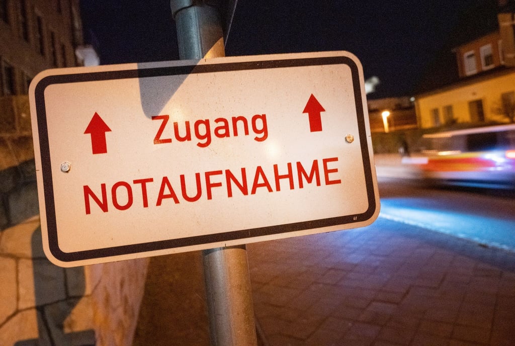 Der Schriftzug „Zugang Notaufnahme“ hängt vor einem Gebäude einer Klinik.