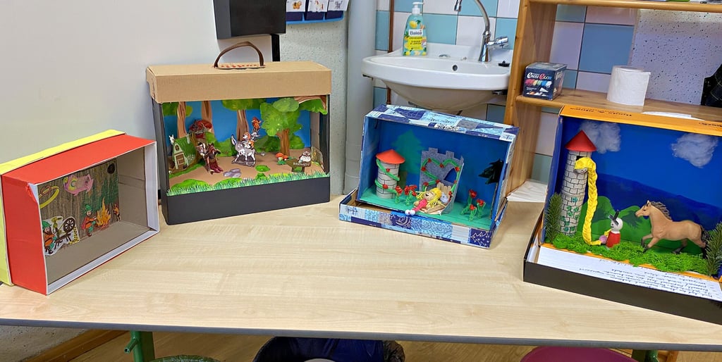 Verschiedene Märchenkulissen bastelten die Kinder mit ihren Eltern in Schuhkartons. Im nächsten Jahr sollen diese als Adventskalender für die neuen Erstklässler dienen.