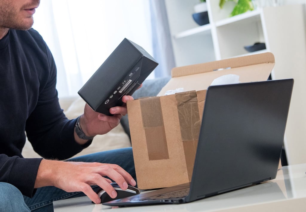 Wer von Angeboten, die als „Buy now, pay later“ bekannt sind, Gebrauch macht, sollte unbedingt darauf achten, dass der Zahlungsaufschub oder der Kauf auf Raten nicht mit weiteren Kosten verbunden ist.