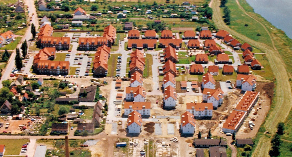 Blick aus der Vogelperspektive auf das entstehende Wohngebiet Domblick in den 1990er Jahren. Über den Vorfluter Potztrine (rechts) hinweg ist tatsächlich der Magdeburger Dom zu sehen. Seit 2016 verfügt Gerwisch über einen modernen Deich.