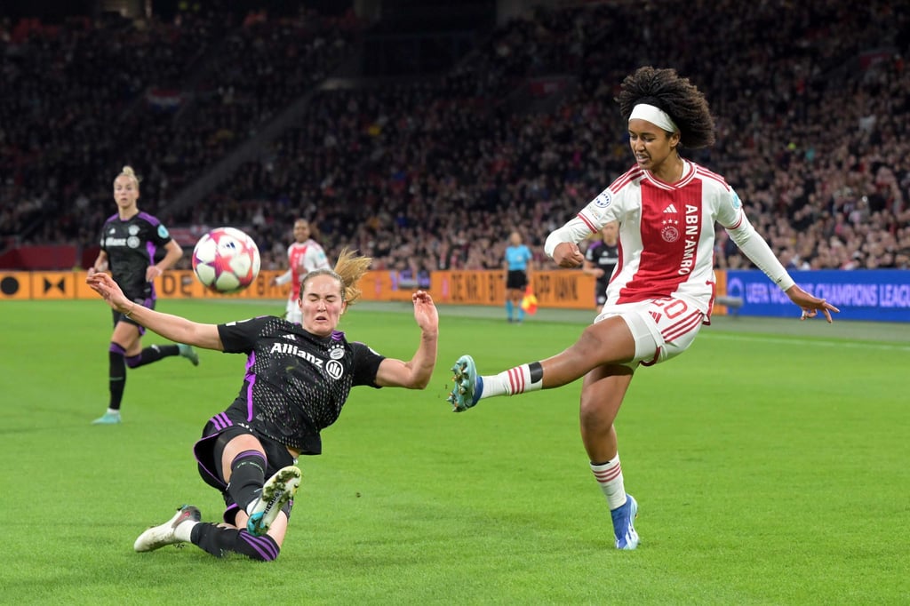 Bayern-Spielerin Sydney Lohmann (l) im Zweikampf mit Lily Yohannes.